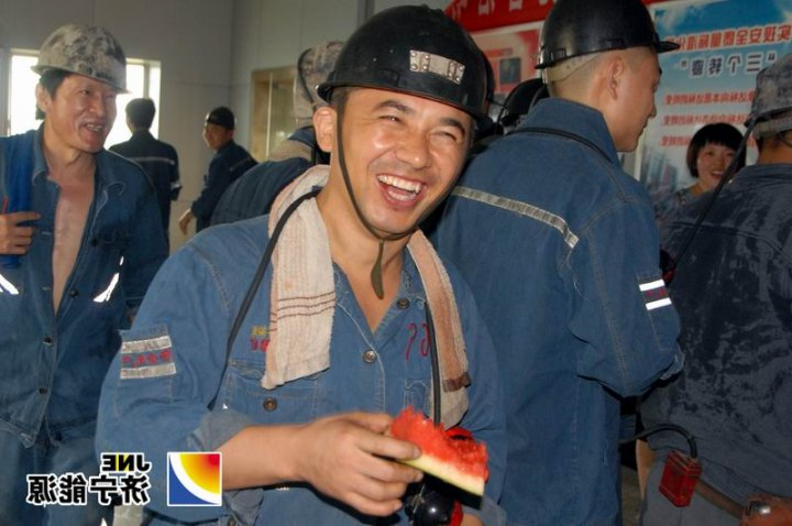 霄云煤矿组织开展井口送清凉及安全知识有奖竞答活动