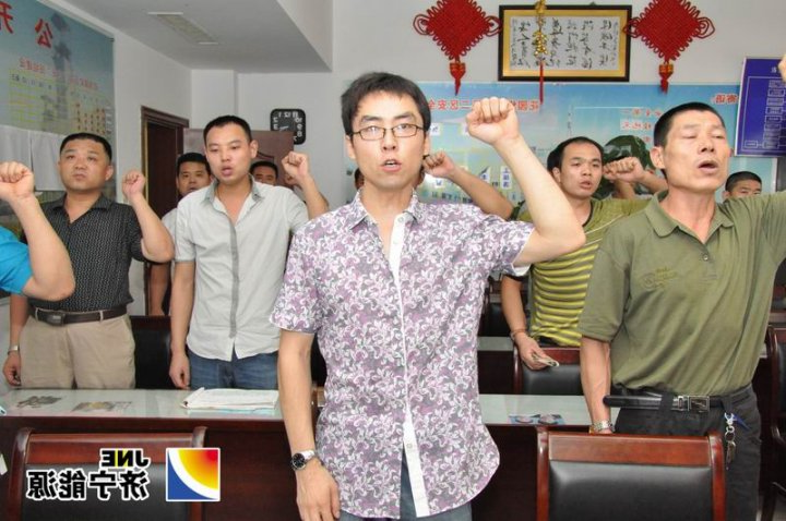 花园煤矿区队班前会宣誓喊出“力量”和“决心”