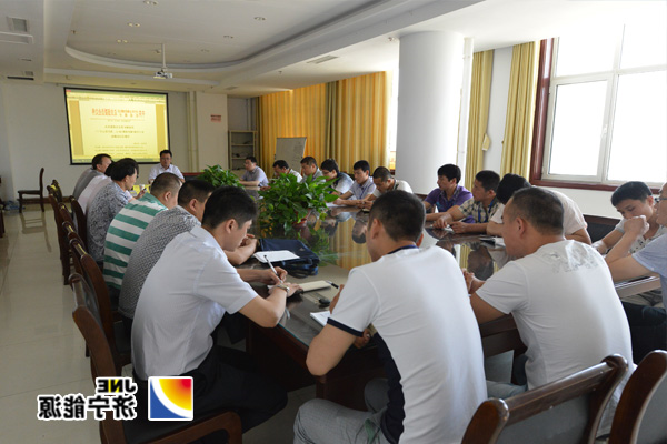 安居煤矿：矿长薄夫利参加综采一区“煤价再降50元，我们怎么办？”大讨论活动