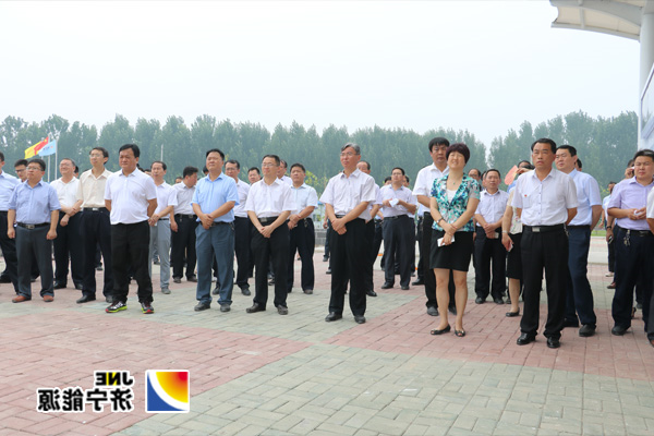 贾治阜携县科学发展现场观摩会与会人员观摩物流项目