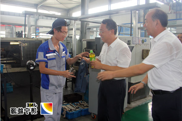 李民到落陵盛源公司开展“夏季送清凉”活动