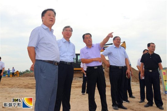 梁山县委书记贾治阜率队到济矿物流现场督导调度市观摩活动筹备情况