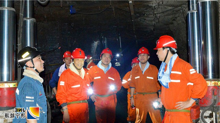 2019年4月26日，集团公司党委副书记、总经理张广宇来到安居煤矿在井下现场_副本1.jpg