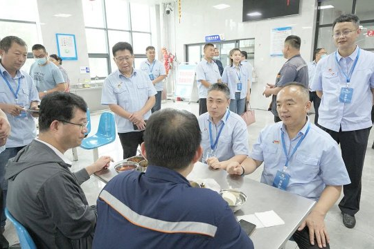 济宁能源开展职工代表巡视暨“夏送清凉”慰问活动