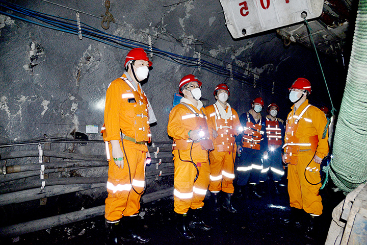 1672706409277426.jpg 1月1日,许振宏带队到安居煤矿慰问督导检查.jpg