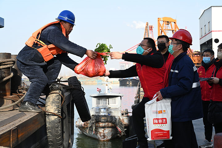 2023年1月19日，任城港航服务站与跃进港联合为船员送“节礼”（地点：跃进港 拍摄“宫铭） (2).jpg