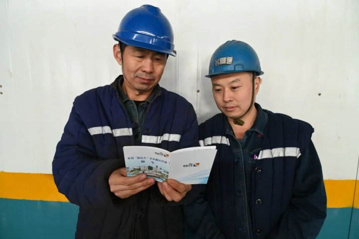 深入推进提升运输安全“大会战”！霄云煤矿印发安全操作指南“明白纸 ”获好评