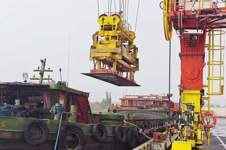 港企联动！京杭智慧新钢首批钢材贸易业务在跃进港顺利下水