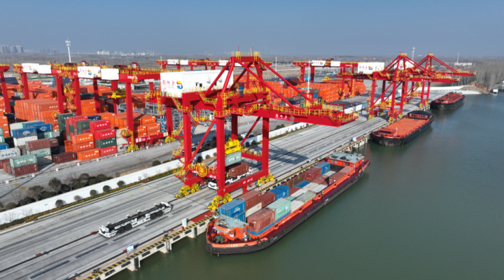 龙拱港集装箱吞吐量突破20万标箱大关