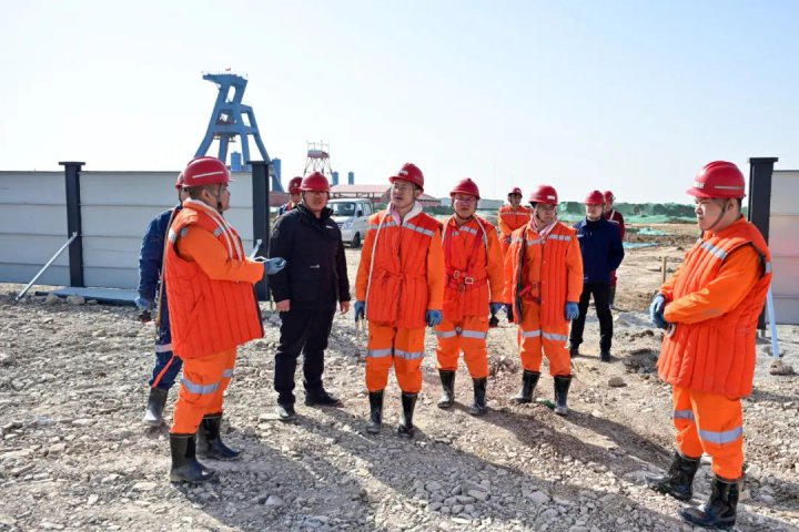 王崇景“四不两直”到金桥煤矿安全技术改造项目检查指导工作